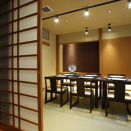<p>足を伸ばしてゆったりと寛げるお座敷席でありながら、椅子とテーブルを配したお席となっております。正座の必要がないため、お年寄りの方や海外のお客様も安心してお食事をお楽しみいただけます。ご家族での会食や少人数での宴会利用にもおすすめのお席です。</p>