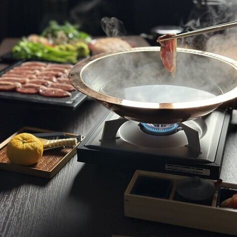 3種の『鴨しゃぶコース』6500円(税込)～ご用意。四季折々の野菜盛り、フォアグラなど充実のラインアップ。