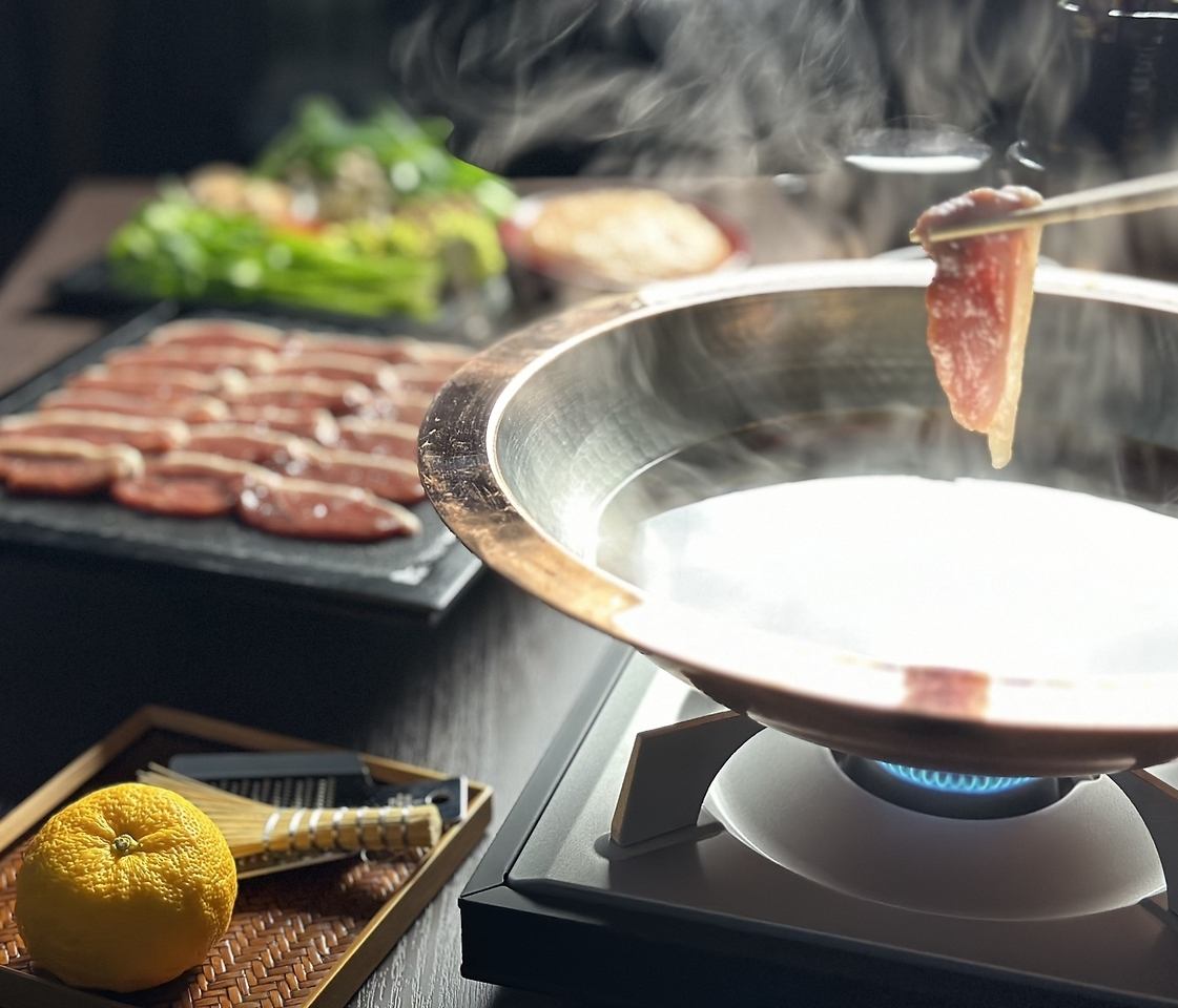 一家由老字号鸡肉专卖店经营的顶级鸭肉涮锅店，只使用精选的鸭肉