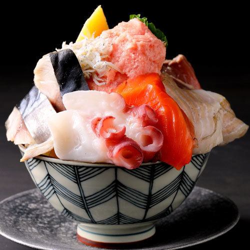 ８種の盛り盛り海鮮丼<海鮮7種・たまご>