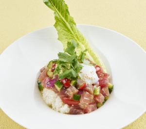 夏威夷风味“poke”碗，配有冲绳金枪鱼生鱼片和蔬菜