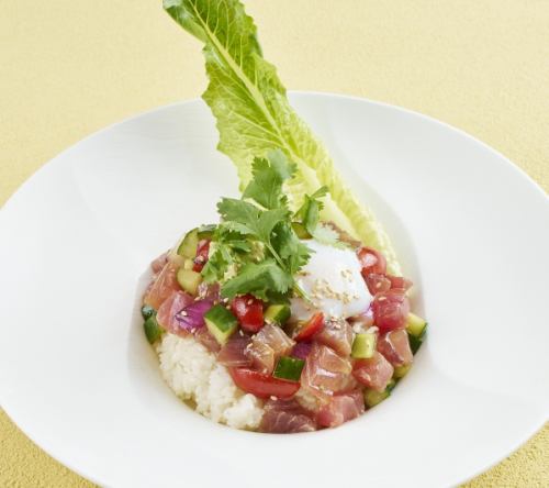 ハワイ風“ポキ”丼沖縄県産マグロの刺身と野菜
