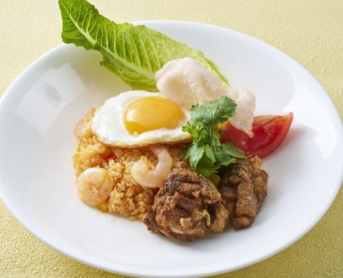 ナシゴレンフライドチキン添え