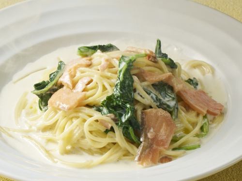 スモークサーモンとほうれん草のクリームパスタ