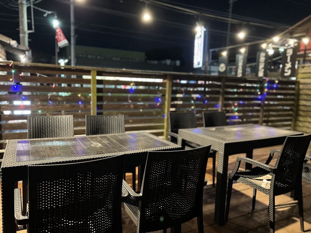 We have terrace seating that allows pets and smoking.We will need some time to prepare your seat, so please feel free to contact us even if it is last minute.