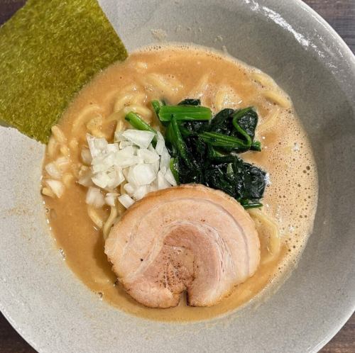 Carnitinedo's pure chicken white soup ramen.