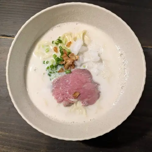 カルニチン堂の牛骨白湯らぁ麺。