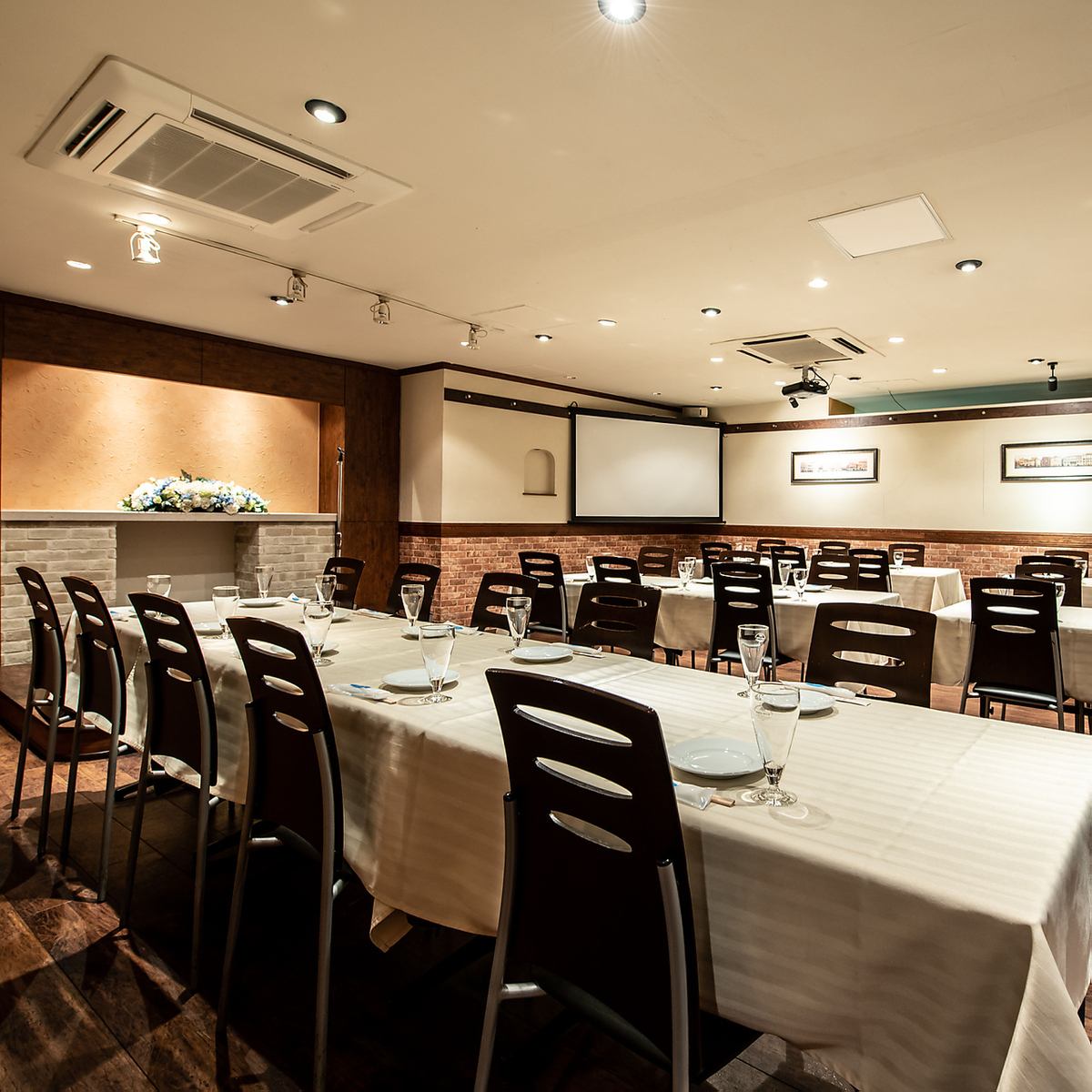 We can flexibly accommodate up to 100 people! Fully private rooms for a private feel.