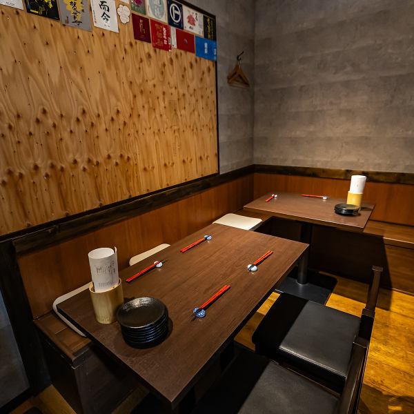 12名様から最大19名様までの店舗貸切に対応しており、一体感のある宴会を実現いたします。和の趣を感じるモダンな内装は、会社行事から親睦会まで幅広いシーンに馴染む心地よさが魅力。周囲を気にせず、旬の海鮮料理を囲みながら賑やかに過ごせるため、幹事様からも高い信頼を寄せて頂いております。