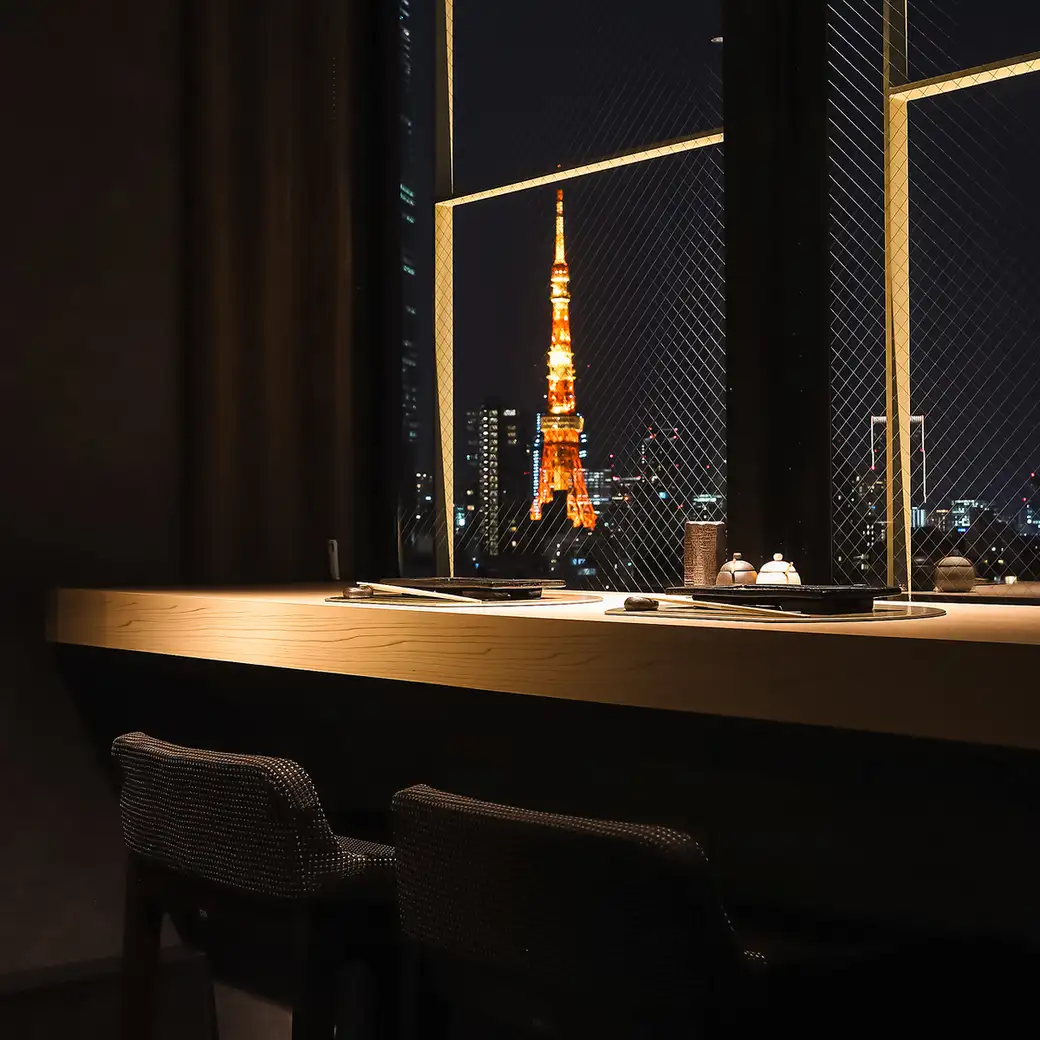 窓の外に輝く東京タワーの絶景。パノラマ夜景と極上焼鳥に酔う夜