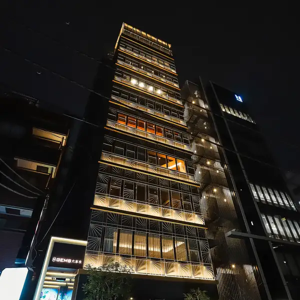 GEMS六本木8階に位置する店内からは、都心の象徴である東京タワーを一望できます。特に東京タワービューカウンターやSAITO SUITE PREMIRE からの眺望は圧巻。漆黒の夜空に浮かび上がるオレンジの輝きを目の前に、日常を忘れるドラマティックな時間を演出します。デートや記念日等、視覚からも心を満たしたい夜に最適です。