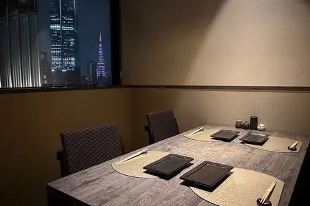 這裡寧靜雅緻的氛圍使其成為特殊紀念日或浪漫約會的理想場所。一邊享用美味的烤肉串和上等葡萄酒，一邊欣賞窗外壯麗的夜景，盡情享受奢華時光。