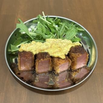 두껍게 자른 햄 커틀릿 타르타르