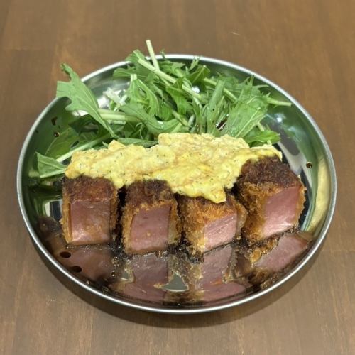 두껍게 자른 햄 커틀릿 타르타르