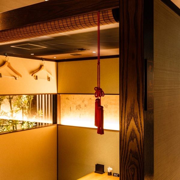 Saizo提供各種類型的私人房間！概念是外國人眼中的京都♪餐廳內部都是京都風格的包間，主色調是沉穩的棕色，座位間隔很寬，所以你不會不用擔心周圍的環境，你可以享受輕鬆的時光。包廂最多可容納36人，適合舉辦各種聚會，從小型招待聚會到大型公司宴會，再到志同道合的朋友聚會。