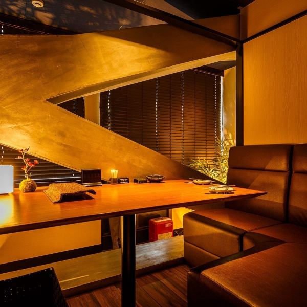 The "L-shaped private room", which is popular for dates, has indirect lighting that creates a space for just two people.You can order whatever you like a la carte, or you can order a course for two people♪ Please use it on a date or important day.