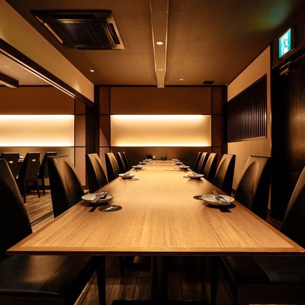 We can also handle business negotiations with a large number of people.The private room with a long table that can accommodate up to 30 people can be partitioned down the middle and can accommodate up to 14 people.This chic private room is a bit unusual considering the Kyoto-style interior, and can also be used as a meeting room for important occasions.