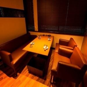 [Completely private room with sofa | 2 to 4 people] Have a private banquet with your close friends on a relaxing sofa ♪ A private room with a relaxing sofa.For 2 to 4 people.