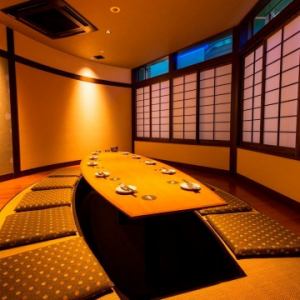 [Completely private room with sunken kotatsu boat-shaped round table | Up to 10 people] The boat-shaped table creates a peaceful atmosphere.This is a calm private room with a sliding glass door.The boat-shaped table creates a peaceful atmosphere.