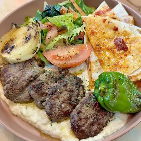 キョフテの茄子ヨーグルト敷き/ Kofte with Eggplant & Yogurt