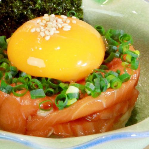 サーモンのユッケ