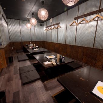 【楽しい会話を楽しんで♪】ゆったりとしたテーブルで美味しい手羽からや美味しいドリンクを囲めば、楽しい会話に花が咲く事間違いなし☆