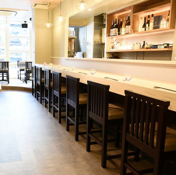 清潔感&雰囲気抜群のカウンター席は、お一人様でも気軽にご利用いただけます。またご友人との食事やデートにもピッタリの空間をご用意いたします。ご要望などありましたらお気軽にお声掛けください。