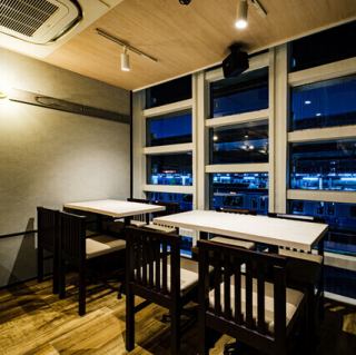 테이블석은 2명부터 최대 8명까지 안내 가능합니다.