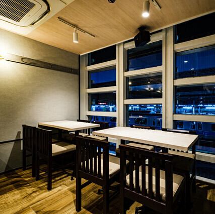 테이블석은 2명부터 최대 8명까지 안내 가능합니다.