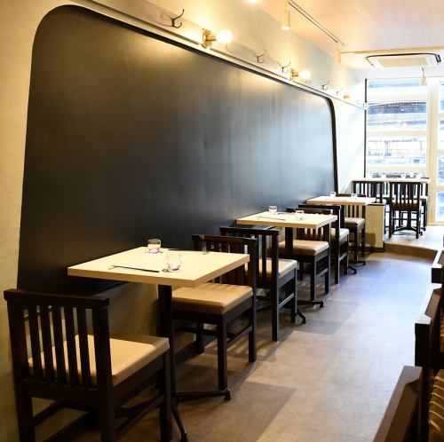 테이블석은 2명부터 최대 8명까지 안내 가능합니다.