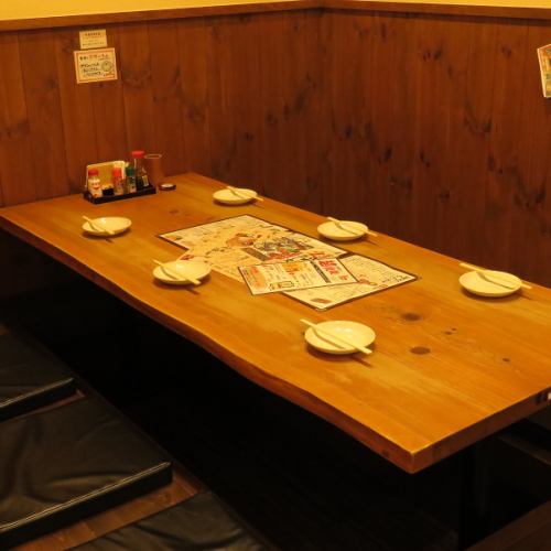 木目調で落ち着けるテーブル席です。ご家族でもご友人・会社仲間とでもご利用いただけるお席が多数ございます！お気軽にご利用ください◎