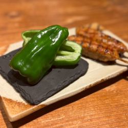 [Served with] Fresh green peppers (2 slices) for sandwiching meatballs