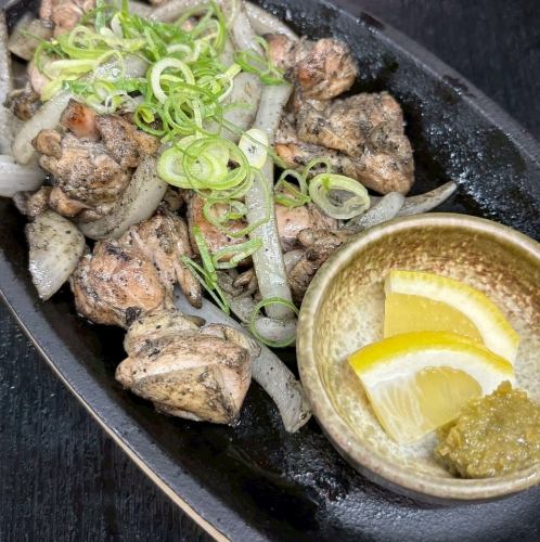 【炭火黒焼き】炭火炙り鶏モモの黒焼き/炭火炙り鶏せせりの黒焼き