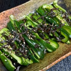 Crispy green pepper and salted kelp salad