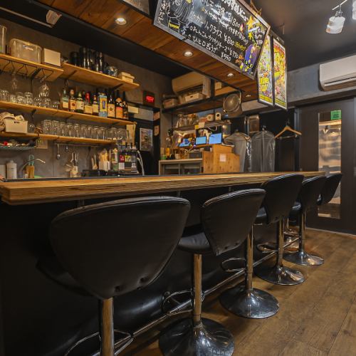 <p>店内は清潔感のあるオシャレなデザインで統一されており、心地よさを演出する柔らかな照明がポイント!調理の様子が見られるカウンターはライブ感を楽しめます。池田駅から徒歩約3~5分とアクセス良好な立地も魅力で、忙しい日でも立ち寄りやすい環境です。</p>