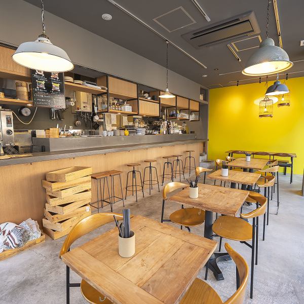 【カウンター席】お一人様から気軽にご利用いただけるカウンター席。活気あふれるキッチンを眺めながら、シェフとの会話もお楽しみいただけます。お仕事帰りの一杯や、ふらっと立ち寄りたい気分の時にぴったりです！デートにも最適◎