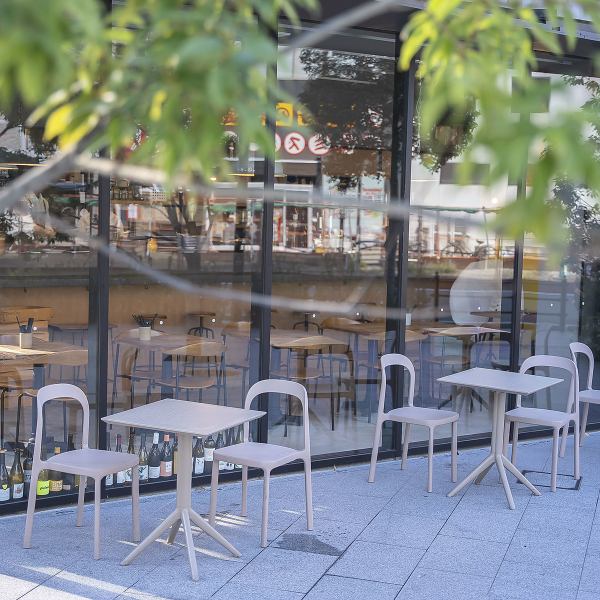 【テラス席】自然豊かなうめきた公園内に佇む当店には、ペット同伴OKなテラス席もございます。心地よい風を感じながら、大切なご家族や愛犬と一緒にお食事をお楽しみいただけます。店舗貸切も可能ですので、お気軽にご相談ください。