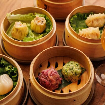 職人技が光る◆心躍るこだわりの点心を多彩にご用意!≪小籠包3種セット935円(税込)≫