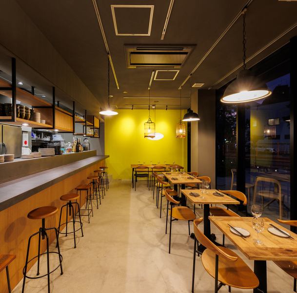 【テーブル席】ガラス張りで開放感のある店内には、ゆったり過ごせるテーブル席をご用意。点心や小皿中華、中華粥とナチュラルワインを気軽に楽しめます。コース利用や飲み会、女子会、ご家族でのお食事にもおすすめです。(14時以降一部ペット可)