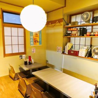 小上がりは6名用テーブルも。飲み放題メニューも豊富にご用意しております！各種ご宴会にご利用ください。