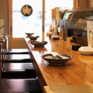 カウンターでおひとり様でのご来店も大歓迎です！お仕事帰りにサク飲みにもご友人とのお食事にも最適です。お酒とお肉の相性も抜群ですので、是非ご賞味ください。