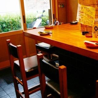 日本酒や焼酎などもご用意。仕事帰りやデートにもオススメのカウンター席は落ちついて食事ができる場所として評判の高いお席です。