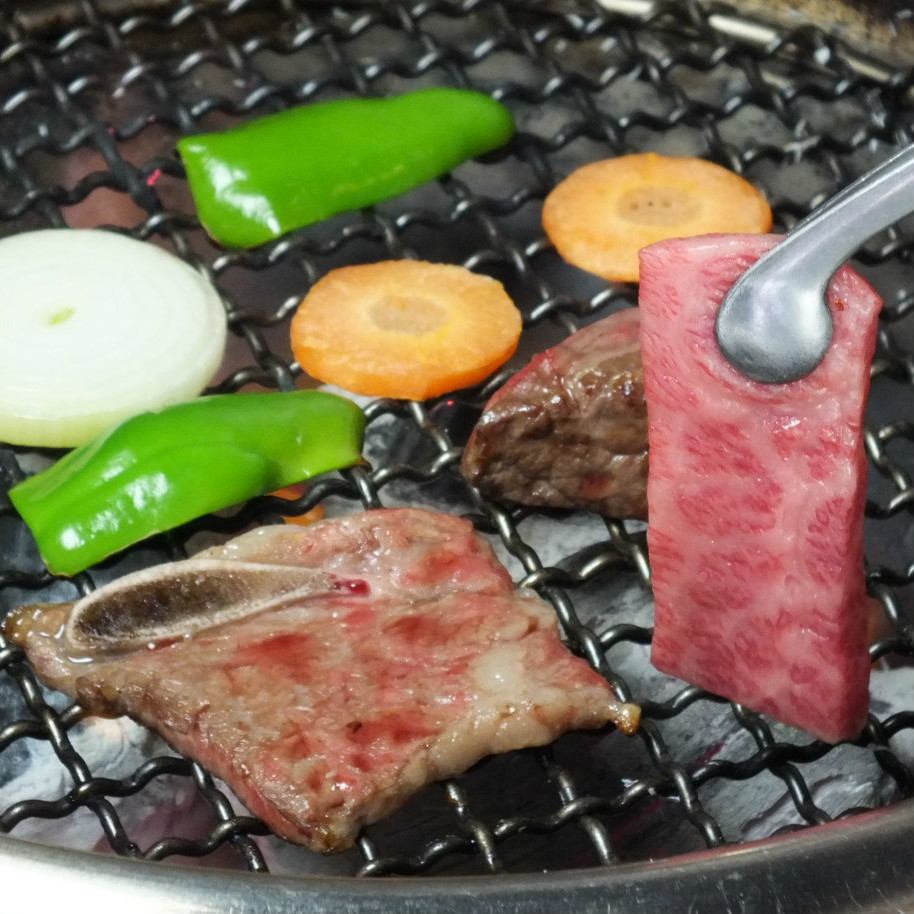 请通过木炭烧烤，精心挑选由特殊原料制成的和牛牛肉。