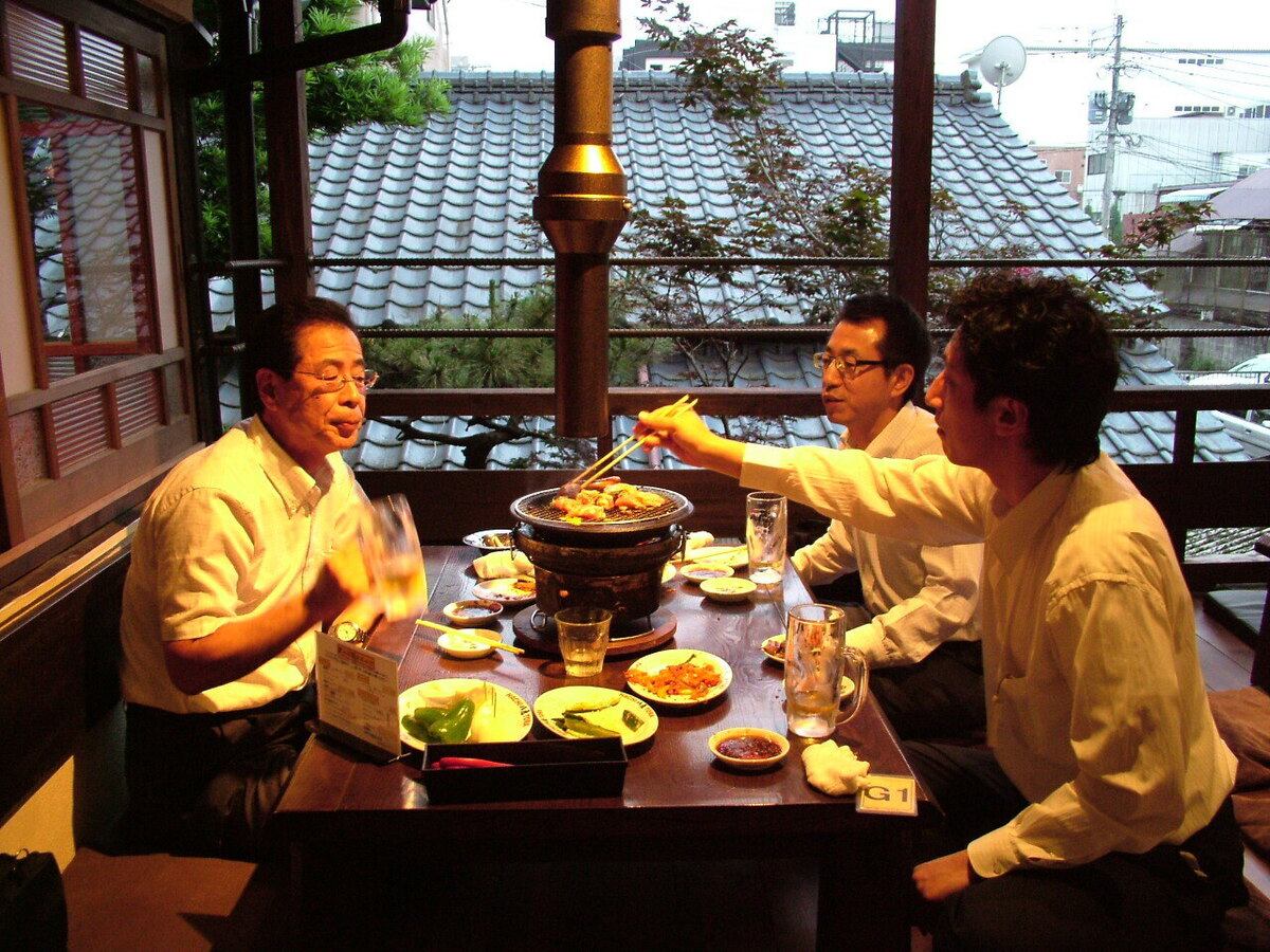 Enjoy a yakiniku party while feeling the night breeze on the terrace or second floor balcony.