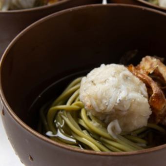 釜揚げしらすと揚げ玉葱の温茶蕎麦