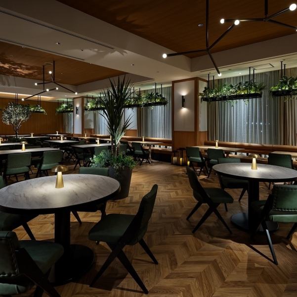 ◆Dinner time starts from 5pm! The restaurant is dimly lit and lined with flickering candle light, creating a moody atmosphere. We offer a selection of dishes ranging from Miyazaki Wagyu beef and Jinhua pork steak courses to pasta, original hamburgers, an ala carte menu that goes well with alcohol, and a menu of over 30 types of alcoholic beverages.