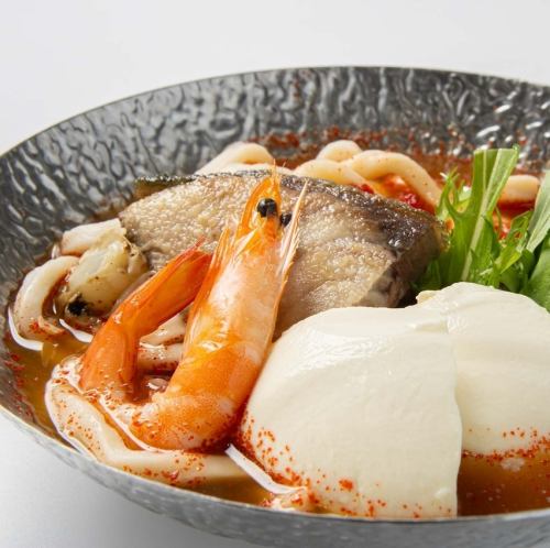 ~スンドゥブ仕立て~自家製濃厚豆富と魚介の鍋焼うどん