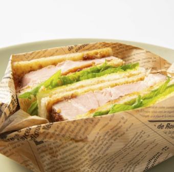 두껍게 자른 로스트 포크 샌드