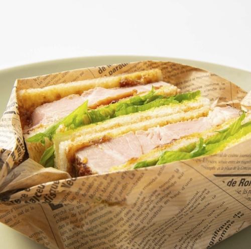 두껍게 자른 로스트 포크 샌드