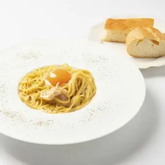 【晚餐】義面可選★黃金卡邦尼意麵/海鮮辣椒意麵，配上法國麵包、沙拉和湯